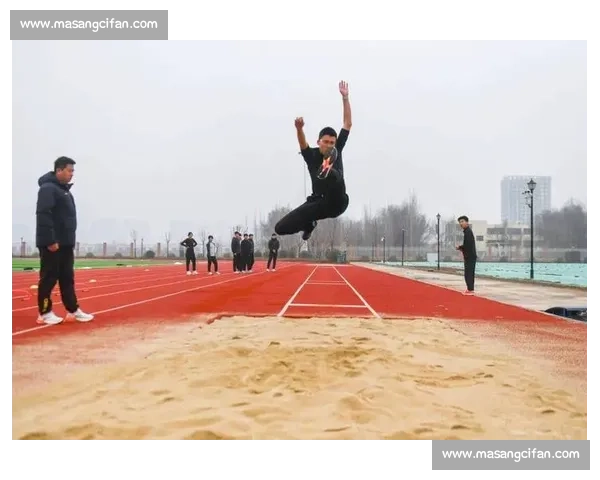 比赛哨声响起，激烈角逐正式开始，运动员全力以赴奋勇争先